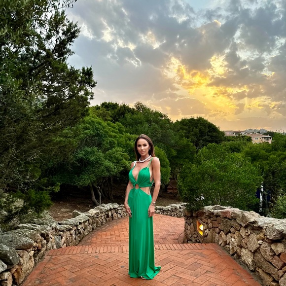 Meet your Posher, Carly - Picture 2 of 2